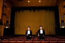 左から味方良介、荒井敦史。