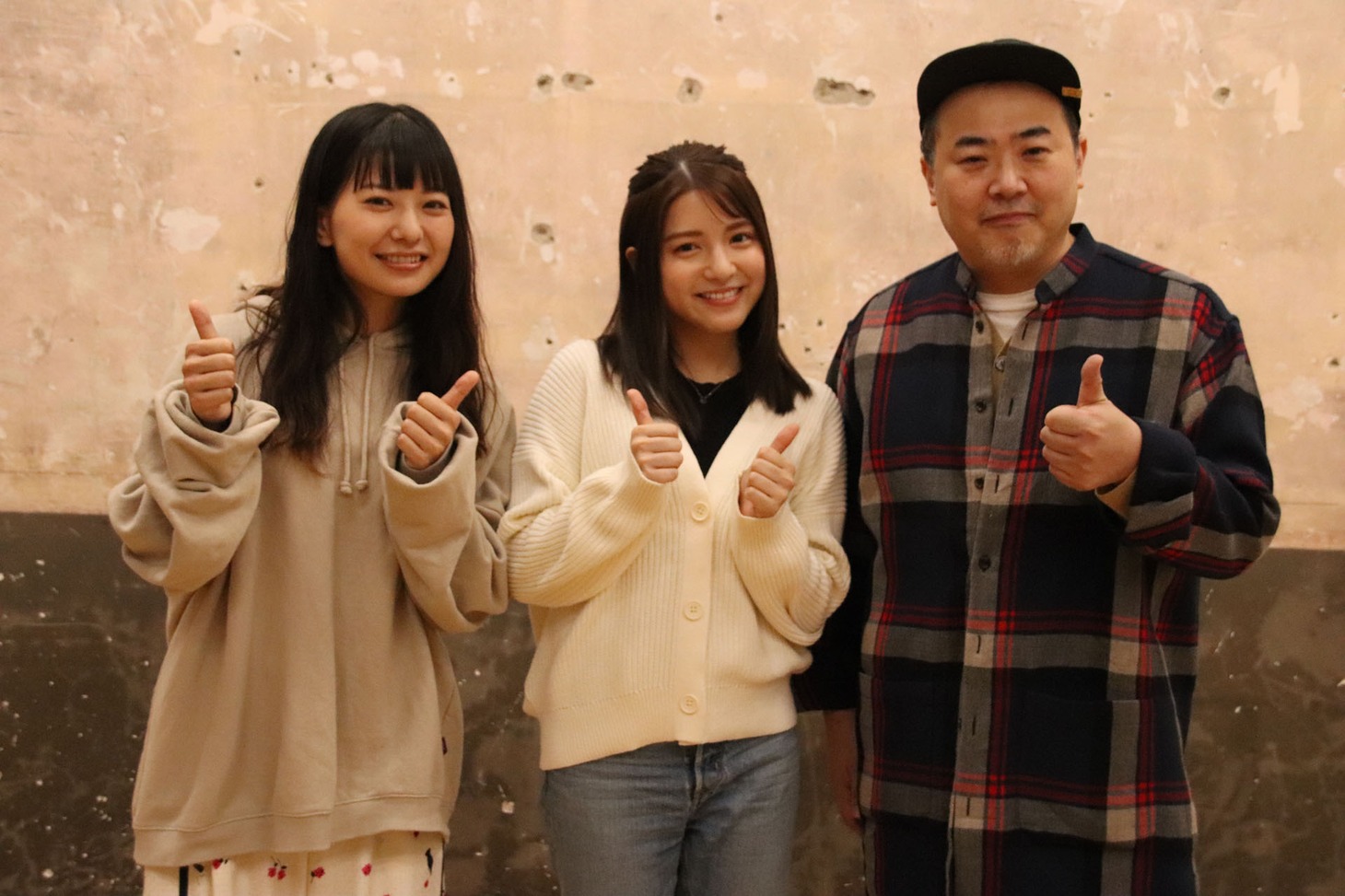 左から新井郁、川島海荷、オークラ。