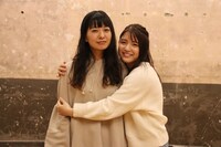 左から新井郁、川島海荷。