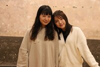 左から新井郁、川島海荷。