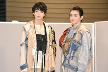 左から鈴木仁、濱田龍臣 。