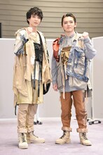 左から鈴木仁、濱田龍臣 。