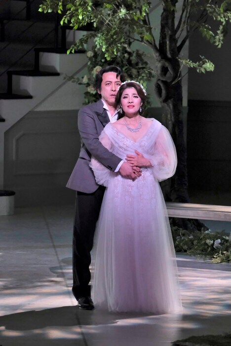 東京二期会オペラ劇場「メリー・ウィドー<新制作>」より。