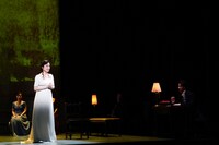 舞台「Op.110 ベートーヴェン『不滅の恋人』への手紙」より。（撮影：田中亜紀）