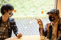 左から末原拓馬、シモシュ