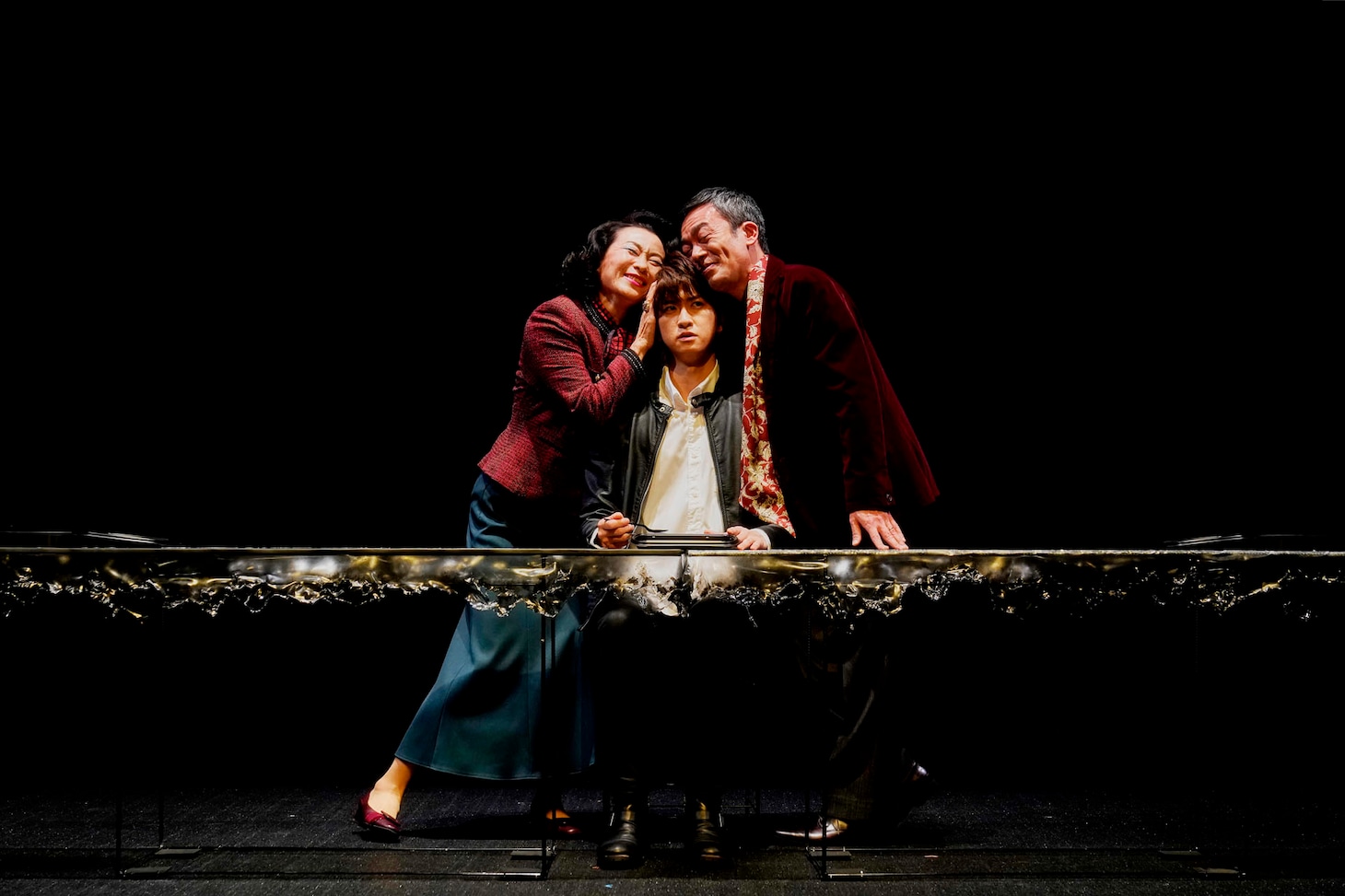 「現代能楽集X『幸福論』～能『道成寺』『隅田川』より」の様子。（撮影：細野晋司）