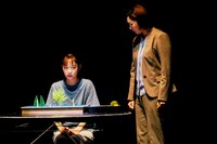 「現代能楽集X『幸福論』～能『道成寺』『隅田川』より」の様子。（撮影：細野晋司）