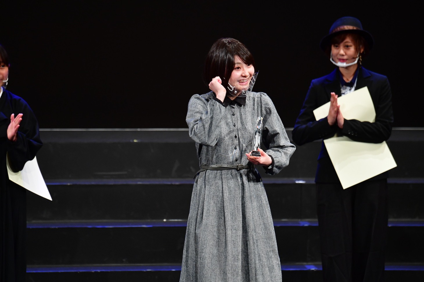 ベストアクトレス賞を受賞した劇団乱れ桜・佐藤あやめ。