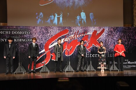 「Endless SHOCK -Eternal-」の製作発表の様子。左から松崎祐介、越岡裕貴、上田竜也、堂本光一、梅田彩佳、前田美波里。