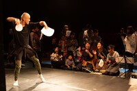 烏丸ストロークロックと祭「祝・祝日」過去公演より。(c)igaki photo studio（写真提供：城崎国際アートセンター）