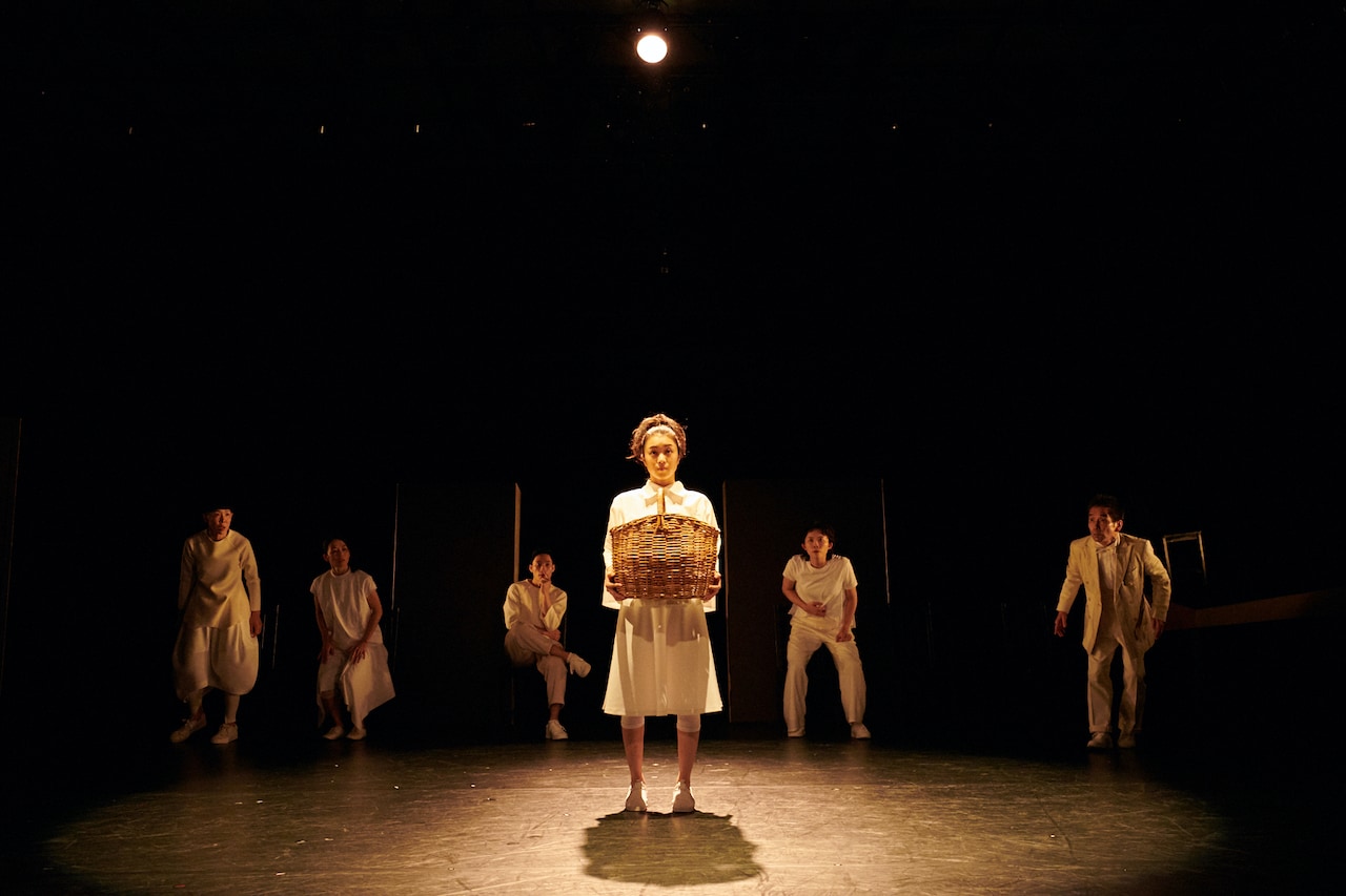 多様な言語・文化が交差、小野寺修二の新作「Knife」振替公演がKAATで開幕