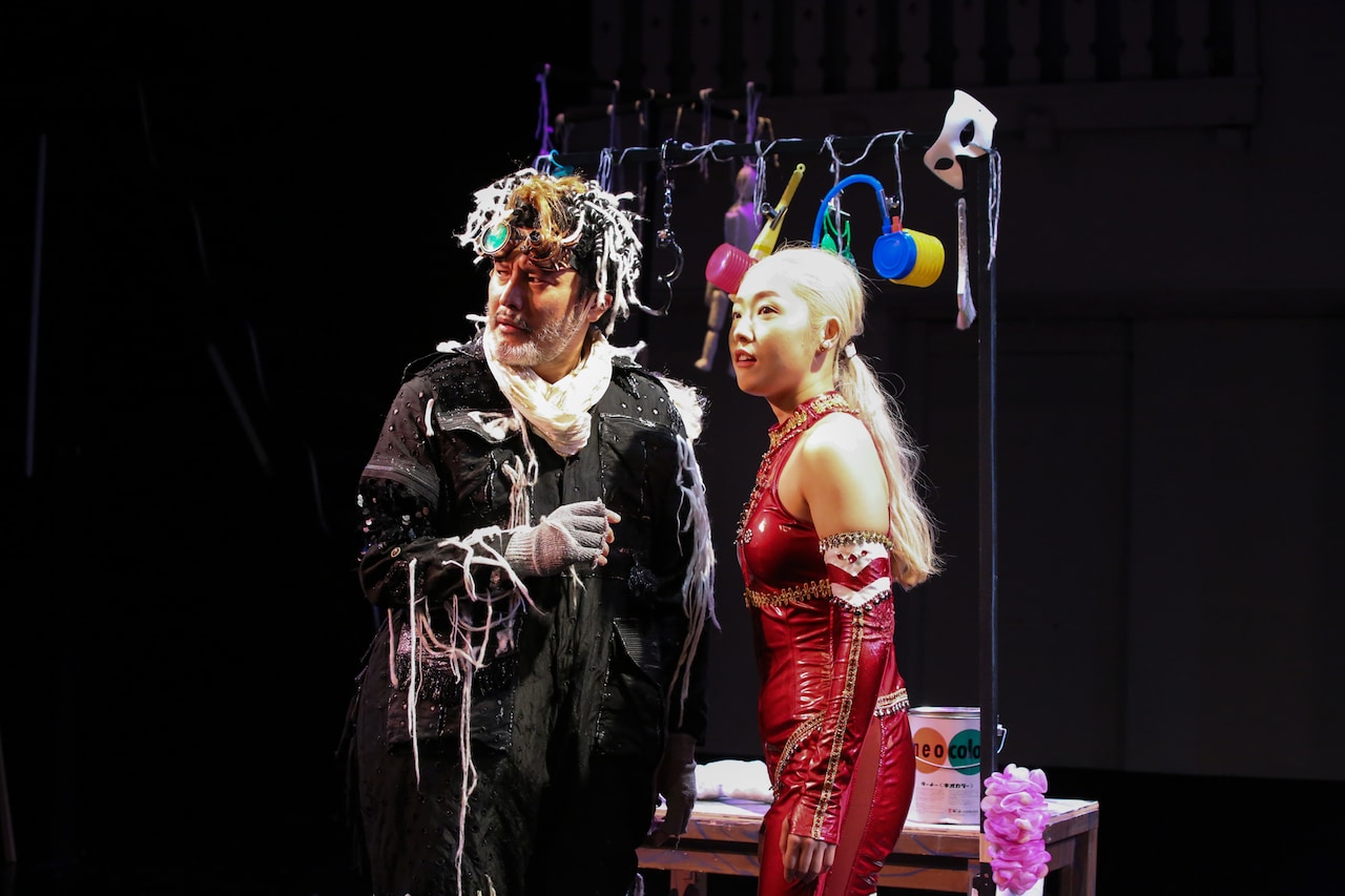 人間が徹底的にくんずほぐれつ…文学座アトリエの会「ガールズ・イン・クライシス」開幕