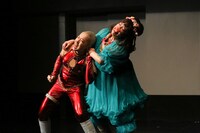 文学座12月アトリエの会「ガールズ・イン・クライシス」より。（撮影：宮川舞子）