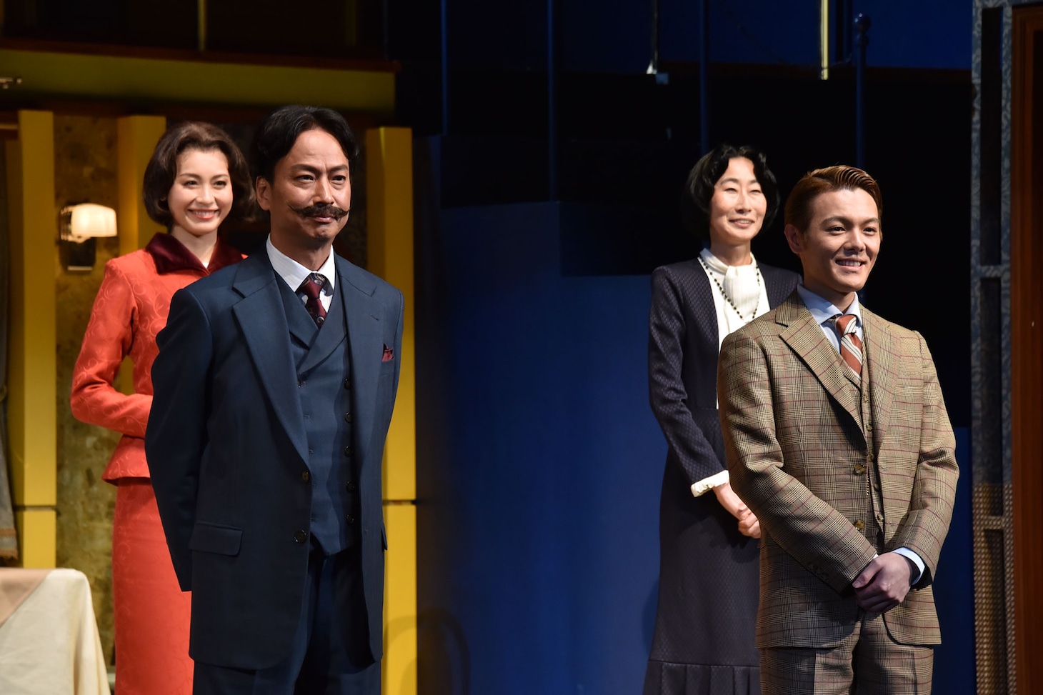 前列左から椎名桔平、室龍太。