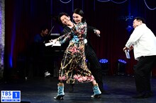 「vol.1 秋元才加×寺脇康文＆塚地武雅」より。