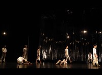 踊る「熊谷拓明」カンパニー 新作公演「舐める、床。」より。（撮影：大洞博靖）