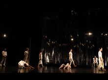 踊る「熊谷拓明」カンパニー 新作公演「舐める、床。」より。（撮影：大洞博靖）