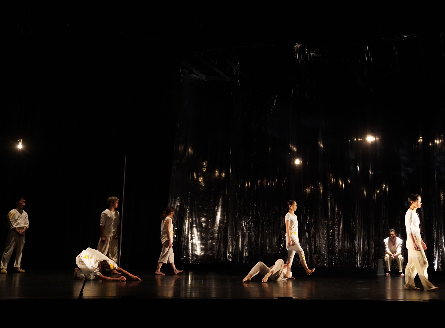 踊る「熊谷拓明」カンパニー 新作公演「舐める、床。」より。（撮影：大洞博靖）