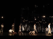 踊る「熊谷拓明」カンパニー 新作公演「舐める、床。」より。(撮影:大洞博靖)