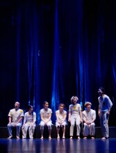 踊る「熊谷拓明」カンパニー 新作公演「舐める、床。」より。（撮影：大洞博靖）