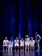 踊る「熊谷拓明」カンパニー 新作公演「舐める、床。」より。(撮影:大洞博靖)