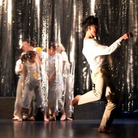 踊る「熊谷拓明」カンパニー 新作公演「舐める、床。」より。（撮影：大洞博靖）