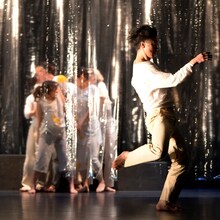 踊る「熊谷拓明」カンパニー 新作公演「舐める、床。」より。（撮影：大洞博靖）