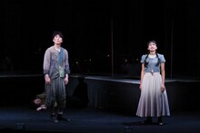 「ピーター＆ザ・スターキャッチャー」より。左から入野自由、豊原江理佳。（撮影： 宮川舞子）