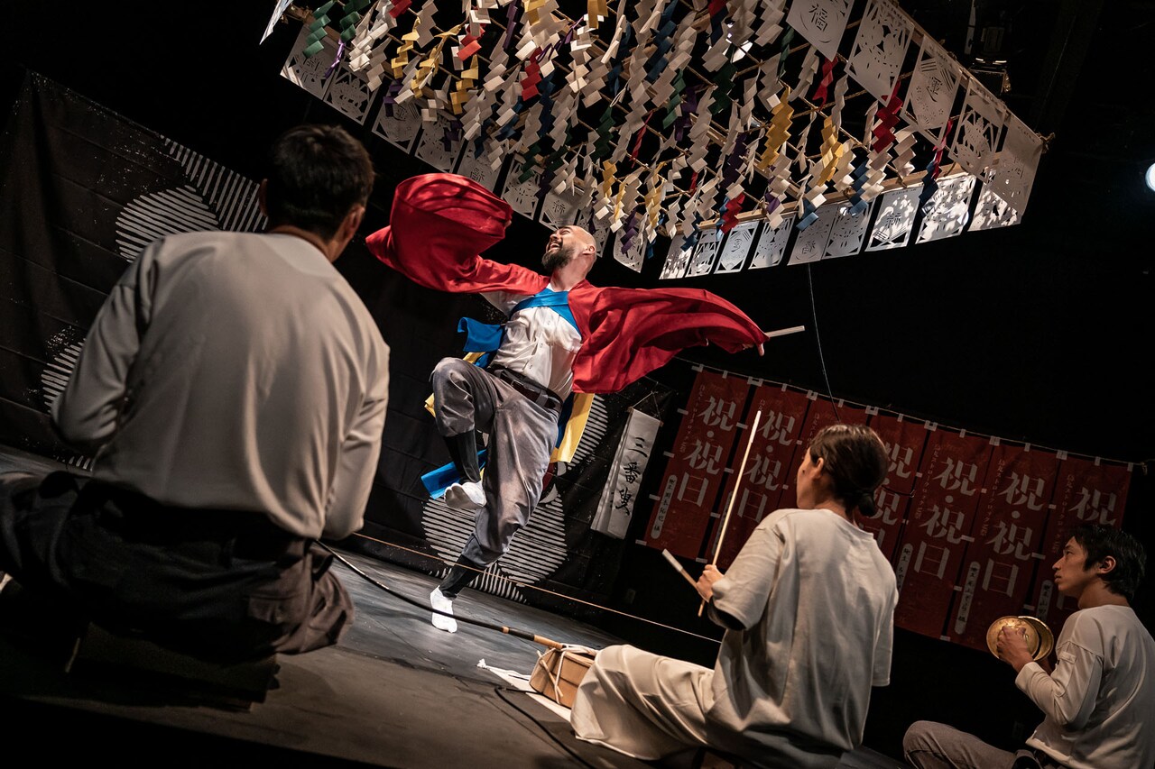 “憂いが少しでも晴れるよう”願い込めて舞う、烏丸ストロークロックと祭「祝・祝日」開幕