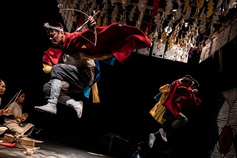 烏丸ストロークロックと祭「祝・祝日」より。(撮影:井上嘉和)