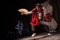 烏丸ストロークロックと祭「祝・祝日」より。（撮影：井上嘉和）