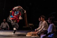 烏丸ストロークロックと祭「祝・祝日」より。（撮影：井上嘉和）