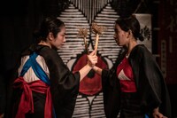 烏丸ストロークロックと祭「祝・祝日」より。（撮影：井上嘉和）