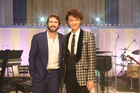 「オリジナルミュージカルコメディ 福田雄一×井上芳雄『グリーン＆ブラックス』」での共演の様子。