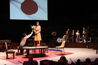 KAAT×東京デスロック「外地の三人姉妹」より。（撮影：宮川舞子）