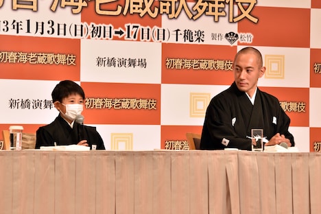 左から堀越勸玄、市川海老蔵。