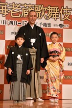 左から堀越勸玄、市川海老蔵、市川ぼたん。