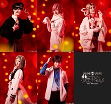 上段左から設楽銀河扮するつかさ、三原大樹扮するミツバ、佐倉花怜扮するヤコ、下段左から関根優那扮する七峰桜、黒田昊夢扮する日向夏彦。