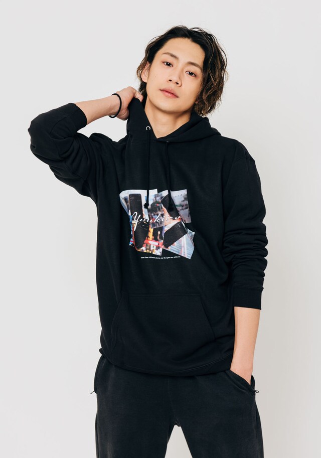 yuukiiroパーカーを着た前川優希。