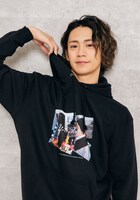 yuukiiroパーカーを着た前川優希。