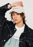 yuukiiroキャップを被り、yuukiiroロンTを着た前川優希。