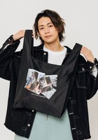 yuukiiroのエコバッグを手にした前川優希。