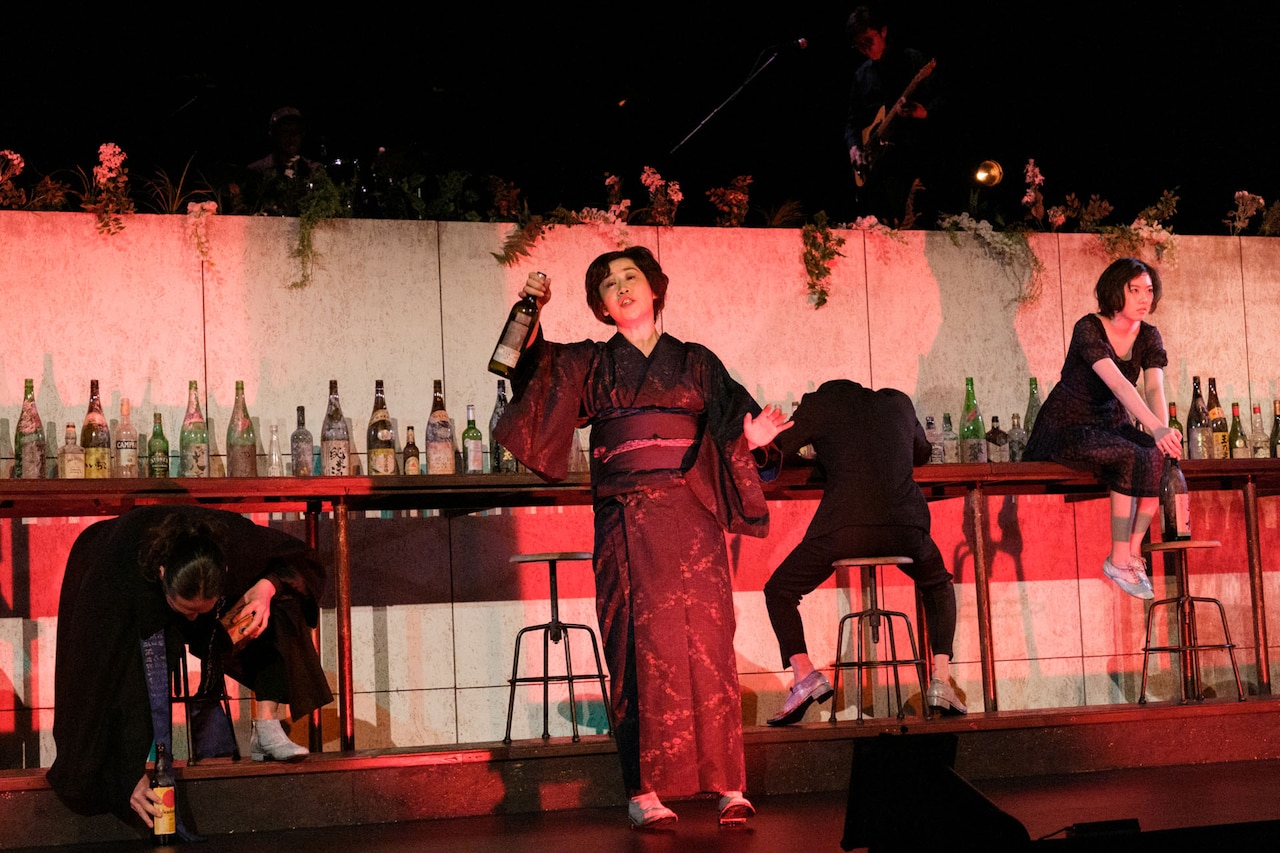 太宰治の“明るい絶望”は今や最高のフィクション？地点×空間現代「グッド・バイ」開幕