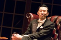 京都劇場プロデュース×THE ROB CARLTON開業10周年錫公演 THE ROB CARLTON KYOTO「THE CIGAR ROOM～煙と酔と旋律と～」より。（撮影：今西徹）