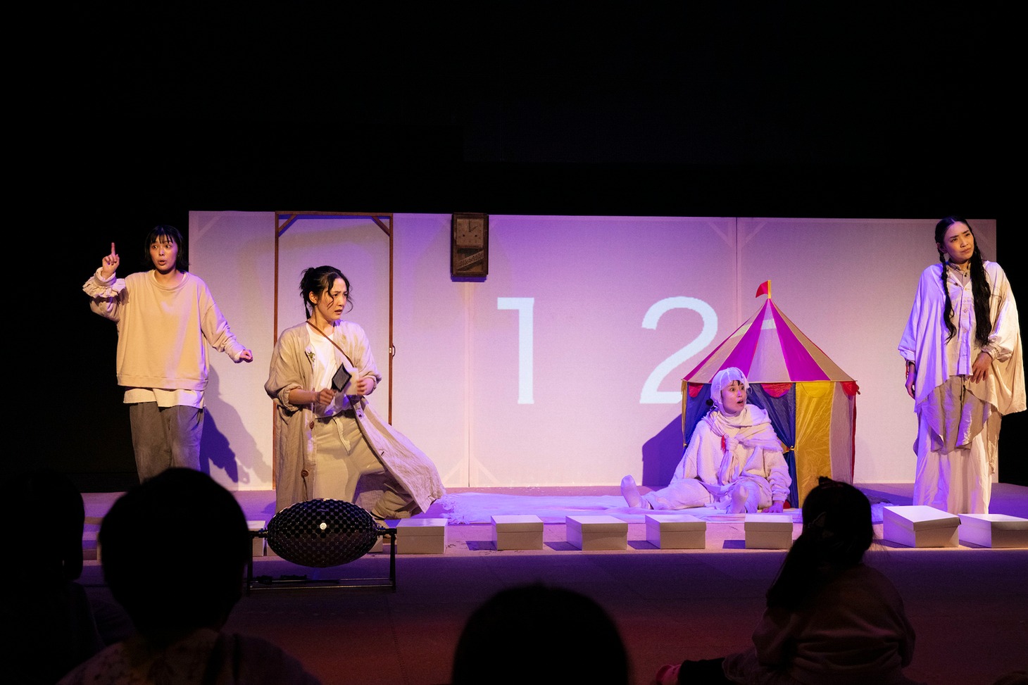 「かがみ まど とびら」より。（撮影：井上佐由紀）