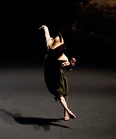 フランソワ・シェニョー＆ニノ・レネ 「不確かなロマンス -もう一人のオーランドー」より。（Photo by Hiroyasu Daido）