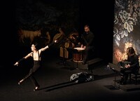 フランソワ・シェニョー＆ニノ・レネ 「不確かなロマンス -もう一人のオーランドー」より。（Photo by Hiroyasu Daido）