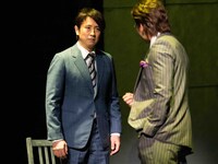 PARCO劇場オープニング・シリーズ「チョコレートドーナツ」より。（撮影：引地信彦）