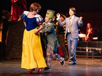 PARCO劇場オープニング・シリーズ「チョコレートドーナツ」より。（撮影：引地信彦）