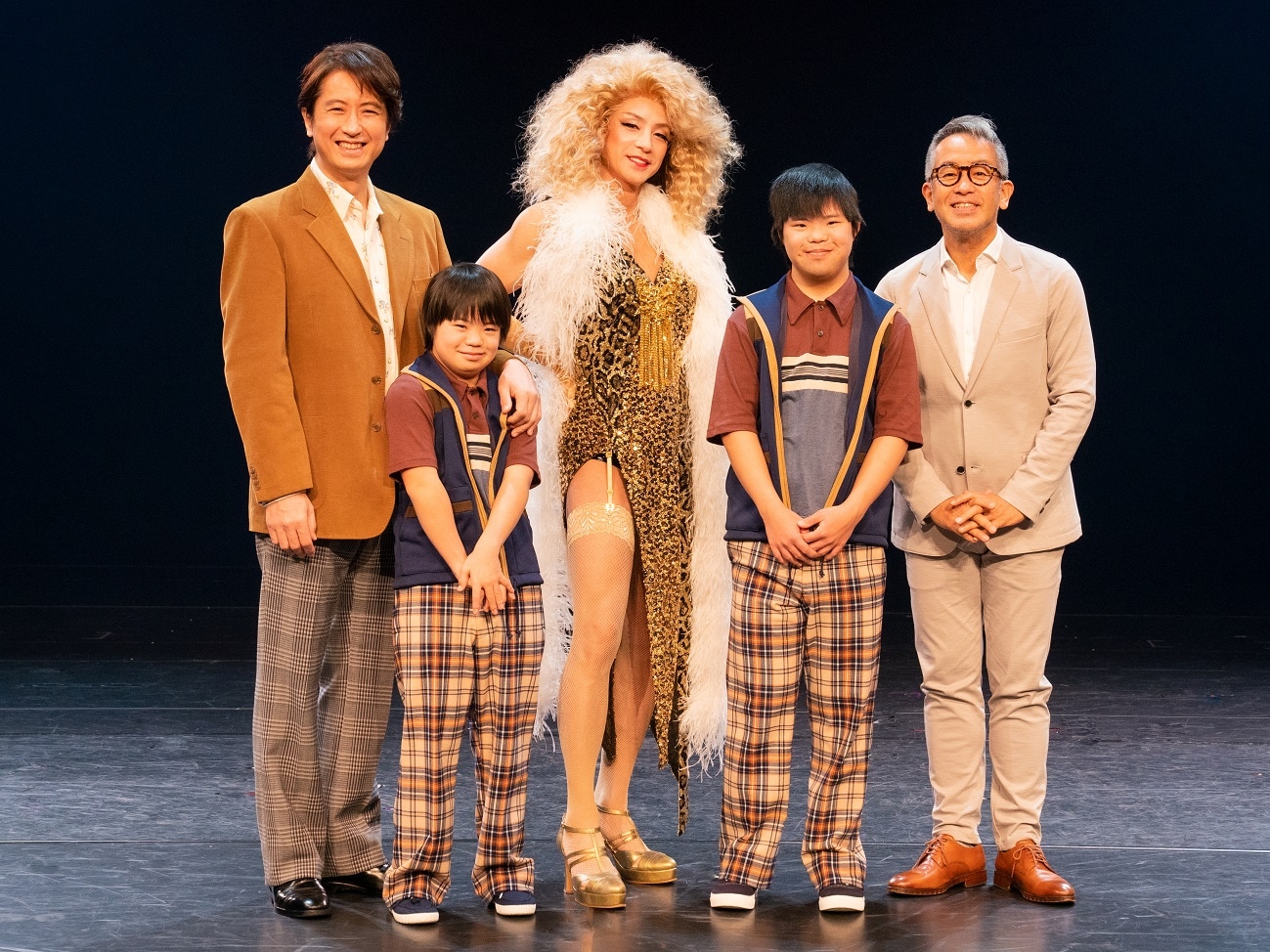 左から谷原章介、高橋永、東山紀之、丹下開登、宮本亞門（撮影：引地信彦）。